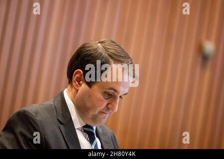 Düsseldorf, Allemagne.26 novembre 2021.Nathanael Liminski, chef de la chancellerie d'État, siège à la commission d'enquête sur la catastrophe des inondations de la mi-juillet et est interrogé en tant que témoin.Credit: Rolf Vennenbernd/dpa/Alay Live News Banque D'Images