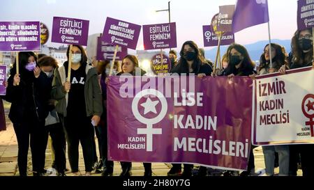 Izmir, Turquie.25 novembre 2021.Les femmes d'Izmir, en Turquie, ont fait la démonstration de la Journée internationale pour l'élimination de la violence à l'égard des femmes.Ils ont levé leur voix contre les hommes dominaient le monde avec des affiches, des bannières et des slogans qui ont été mis en évidence 'retrait de la Convention d'Istanbul' et ''fémicide en Turquie'.Les membres LGBTQ ont également assisté à la manifestation organisée par ''nous arrêterons les fémicides pour la Turquie' (image de crédit: © Dil Toffolo/Pacific Press via ZUMA Press Wire) crédit: ZUMA Press, Inc./Alay Live News Banque D'Images