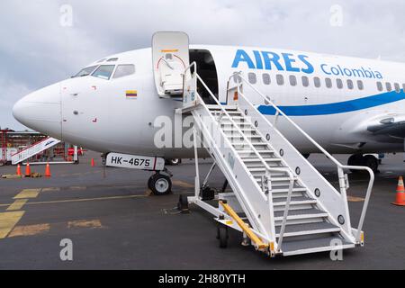 Cartagena de Indias, Colombie - 24 novembre 2010 : avion de la compagnie AÉRIENNE AIRES, en attente de passagers à bord, dans l'un des terminaux de la Ra Banque D'Images