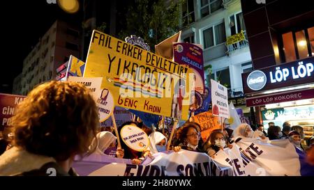 Izmir, Turquie.25 novembre 2021.Les femmes d'Izmir, en Turquie, ont fait la démonstration de la Journée internationale pour l'élimination de la violence à l'égard des femmes.Ils ont levé leur voix contre les hommes dominaient le monde avec des affiches, des bannières et des slogans qui ont été mis en évidence 'retrait de la Convention d'Istanbul' et ''fémicide en Turquie'.Les membres LGBTQ ont également assisté à la manifestation organisée par ''nous arrêterons les fémicides pour la Turquie' (image de crédit: © Dil Toffolo/Pacific Press via ZUMA Press Wire) crédit: ZUMA Press, Inc./Alay Live News Banque D'Images