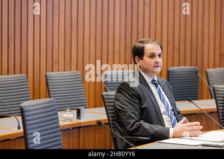 Düsseldorf, Allemagne.26 novembre 2021.Nathanael Liminski, chef de la chancellerie d'État, siège à la commission d'enquête sur la catastrophe des inondations de la mi-juillet et est interrogé en tant que témoin.Credit: Rolf Vennenbernd/dpa/Alay Live News Banque D'Images