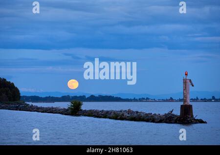 Fraser River Canada Moonrise.Lever de lune au parc Garry point à Richmond, Colombie-Britannique, Canada. Banque D'Images