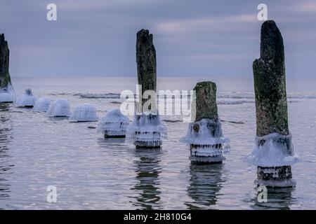 Vue sur les restes congelés des vieilles jetées lors d'une journée d'hiver à Sventoji, Lituanie Banque D'Images