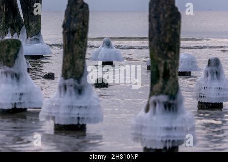 Vue sur les restes congelés des vieilles jetées lors d'une journée d'hiver à Sventoji, Lituanie Banque D'Images