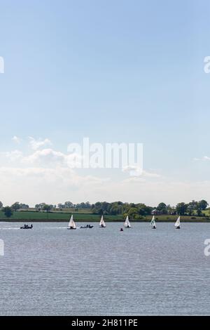 Woodbridge, Suffolk, Royaume-Uni Mai 29 2021: Un club de voile local sur la rivière Deben pratiquant un jour d'été ensoleillé Banque D'Images