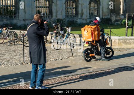 Photographe prenant poto de juste manger pilote de livraison Kings parade Cambridge 2021 Banque D'Images