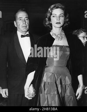 HUMPHREY BOGART et son épouse LAUREN BACALL arrivent au 27e Academy Awards au RKO Pantages Theatre le mercredi 30 mars 1955 où Bogart a été nommé meilleur acteur de 1954 pour son rôle de capitaine Queeg dans la mutinerie Caine Banque D'Images