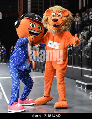 Allemagne, Nuremberg, KIA Metropol Arena - 25.11.2021 - coupe du monde de basket-ball 2023 de la FIBA qualifications européennes, Groupe D - équipe Allemagne vs. Équipe Estonie image: Sponsoriser des mascottes de divertissement fans. Banque D'Images