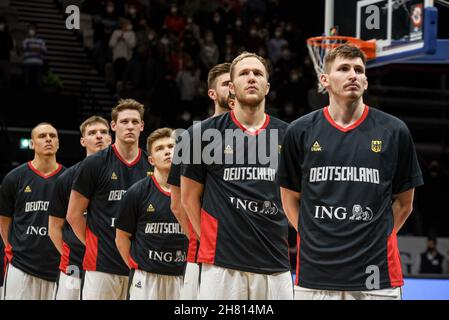 Allemagne, Nuremberg, KIA Metropol Arena - 25.11.2021 - coupe du monde de basket-ball 2023 de la FIBA qualifications européennes, Groupe D - équipe Allemagne vs. Équipe Estonie image: Équipe Allemagne a aligné pendant l'hymne national. Banque D'Images