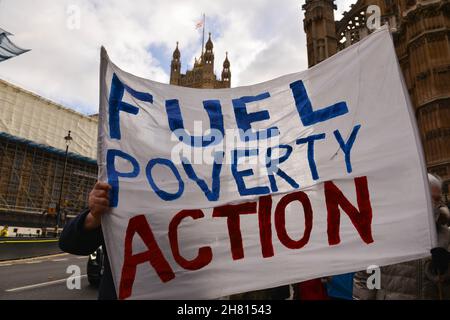 Londres, Royaume-Uni.26 novembre 2021.Manifestation des morts d'hiver sur la place du Parlement, Westminster.Convention nationale des retraités de la région de Londres avec action contre la pauvreté des carburants manifestation le jour de l'annonce du nombre de décès supplémentaires de personnes âgées, dus à des maladies liées au froid.Les manifestants critiquent l'incapacité du gouvernement à prévenir les décès dus à la pauvreté en carburant.Credit: Thomas Krych/Alamy Live News Banque D'Images