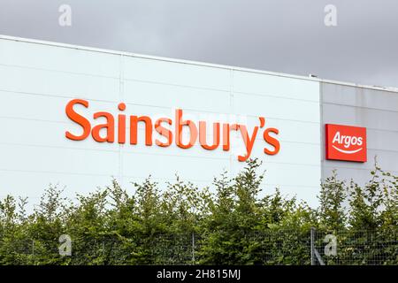 Panneaux Sainsburys et Argos, Écosse, Royaume-Uni Banque D'Images