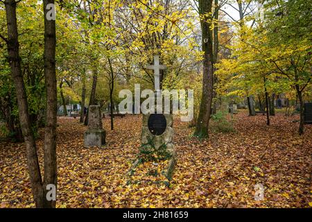 Vue sur le célèbre cimetière du Nord de Munich, Allemagne avec des pierres tombales historiques. Les funérailles n'ont pas eu lieu ici depuis 1944. Au lieu de cela, le cimetière est Banque D'Images