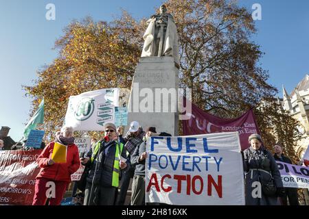 Westminster, Londres, Royaume-Uni.26 novembre 2021.Les activistes qui ont manifesté dans le cadre d'une manifestation « Pension Poverty Kills », dont la Convention nationale des retraités (NPC), protestent sur des sujets autour de la pauvreté énergétique des retraités et des pensions à triple verrouillage lors d'une marche entre Old Palace Yard et Downing Street à Westminster.Parmi les conférenciers invités, citons Lord Prem Sikka et Ruth London, de Fuel Poverty action.Credit: Imagetraceur/Alamy Live News Banque D'Images