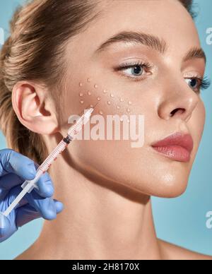 Biorevitalisation.Belle femme obtenant des injections de beauté avec l'acide hyaluronique pour le lissage du visage imite des rides.Procédure anti-âge Banque D'Images