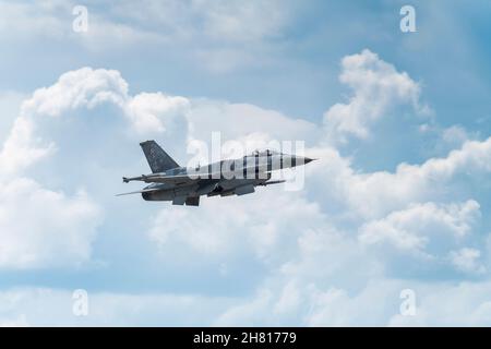 F-16C/D Bloc 52+ d'une Force aérienne polonaise en vol pendant le salon de l'air SIAF 2019, Sliac, Slovaquie Banque D'Images