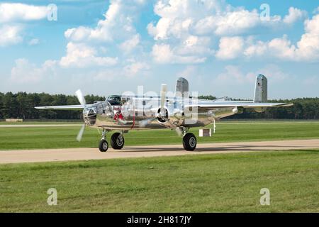 Photo du B-25J Mitchell de Red Bull Flying Bulls en Amérique du Nord au Festival international de l'air slovaque 2021 à la base aérienne de Kuchyna, à Malacky, en Slovaquie Banque D'Images
