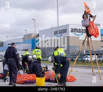 Dartford, Kent, Royaume-Uni 26 novembre 2021 extinction la rébellion bloque les treize entrepôts Amazon au Royaume-Uni le Black Friday.La manifestation met en lumière leurs pratiques commerciales destructrices et destructrices pour l'environnement et leur mépris pour les droits des travailleurs au nom du profit, ainsi que la consommation inutile de Black Friday Credit: Denise Laura Baker/Alay Live News Banque D'Images