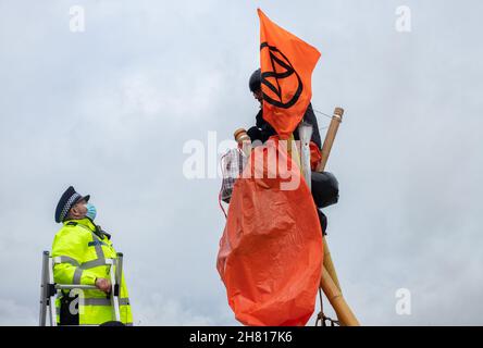 Dartford, Kent, Royaume-Uni 26 novembre 2021 extinction la rébellion bloque les treize entrepôts Amazon au Royaume-Uni le Black Friday.La manifestation met en lumière leurs pratiques commerciales destructrices et destructrices pour l'environnement et leur mépris pour les droits des travailleurs au nom du profit, ainsi que la consommation inutile de Black Friday Credit: Denise Laura Baker/Alay Live News Banque D'Images