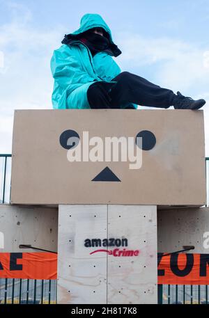 Dartford, Kent, Royaume-Uni 26 novembre 2021 extinction la rébellion bloque les treize entrepôts Amazon au Royaume-Uni le Black Friday.La manifestation met en lumière leurs pratiques commerciales destructrices et destructrices pour l'environnement et leur mépris pour les droits des travailleurs au nom du profit, ainsi que la consommation inutile de Black Friday Credit: Denise Laura Baker/Alay Live News Banque D'Images