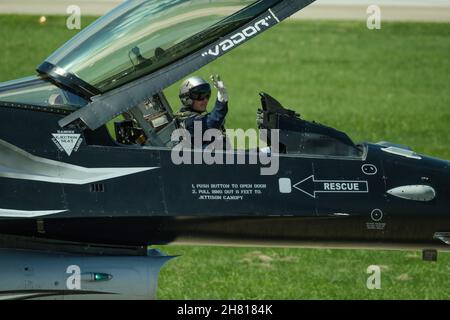 Stefan 'Vador' Darte, de l'équipe d'exposition solo F-16 de la Force aérienne belge, accueille les fans au SIAF 2021 (Festival international de l'air slovaque) à Malacky Air B. Banque D'Images