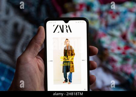 Espagne.26 novembre 2021.Le logo de l'application mobile Zara est visible sur l'écran d'un téléphone mobile à Barcelone, Espagne, le 26 novembre 2021.Le shopping en ligne est très populaire parmi les millénaires et ne cesse de croître en particulier dans l'industrie de la mode (photo par Davide Bonaldo/Sipa USA) crédit: SIPA USA/Alay Live News Banque D'Images