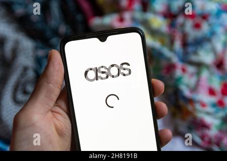 Espagne.26 novembre 2021.Le logo de l'application mobile ASOS du détaillant de mode est visible sur l'écran d'un téléphone mobile à Barcelone, Espagne, le 26 novembre 2021.Le shopping en ligne est très populaire parmi les millénaires et ne cesse de croître en particulier dans l'industrie de la mode (photo par Davide Bonaldo/Sipa USA) crédit: SIPA USA/Alay Live News Banque D'Images