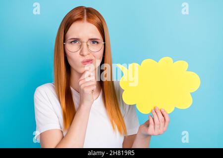 Photo de jeune fille main toucher le menton penser à un dilemme créatif nuage de créativité isolé sur fond bleu de couleur Banque D'Images