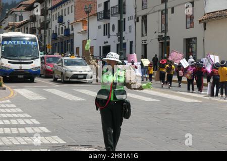 Policier avec drapeau dirigeant la circulation dans Cusco Pérou Amérique du Sud Banque D'Images