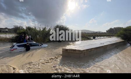 Salina, Malte.25 novembre 2021.Les personnes piégées dans une voiture attendent les sauveteurs alors que les inondations frappent Salina, Malte, 25 novembre 2021.Credit: Jonathan Borg/Xinhua/Alay Live News Banque D'Images