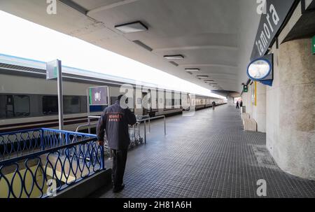 Plate-forme à la gare de Zamora où le train Renfe en direction de la Galice s'est arrêté en raison de la tempête sur la Vía de la Plata à Zamora, en Espagne. Banque D'Images