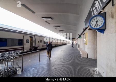 Plate-forme à la gare de Zamora où le train Renfe en direction de la Galice s'est arrêté en raison de la tempête sur la Vía de la Plata à Zamora, en Espagne. Banque D'Images