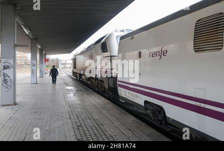 Le train Renfe en direction de la Galice s'est arrêté à la gare en raison de la tempête sur la route de l'argent à Zamora, en Espagne. Banque D'Images