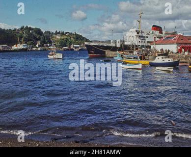 MV Columba à Obans North Pier 1970 avec la MV Caledonia en vue. Banque D'Images