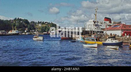 MV Columba à Obans North Pier 1970 avec la MV Caledonia en vue. Banque D'Images