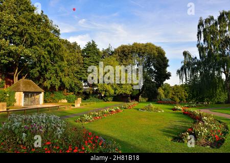 Arbres et parterres de fleurs à Evesham Abbey Park Worcestershire, Royaume-Uni avec ballon à air chaud dans le ciel Banque D'Images