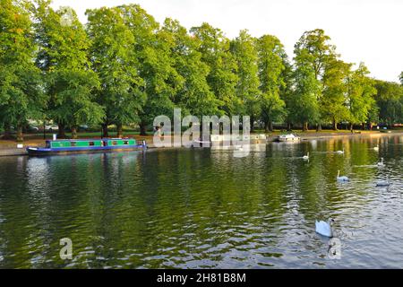 Rivière Avon avec des canots le long du parc Evesham Abbey, Evesham, Worcestershire, Royaume-Uni Banque D'Images