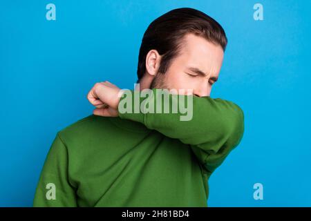 Photo de jeune malheureux malade malade malade malade malade malade malade malade toussant éternuement visage main covid-19 isolé sur fond bleu Banque D'Images