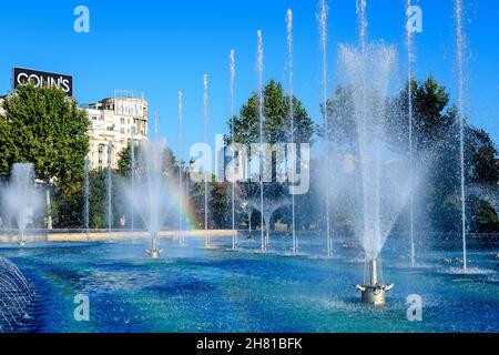 Bucarest, Roumanie, 4 septembre 2021 : fontaine décorative avec de petites gouttes d'eau sur la place Unirii (Piata Unirii) dans le centre-ville, en automne ensoleillé Banque D'Images