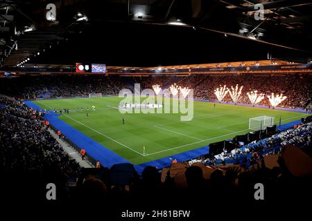 Une vue générale des deux équipes entrant dans le champ de jeu pendant le feu d'artifice lors du match de football de Leicester City contre Legia Warsaw, UEFA Europa League , King Power Stadium, Leicester, UK-25 novembre 2021 Banque D'Images
