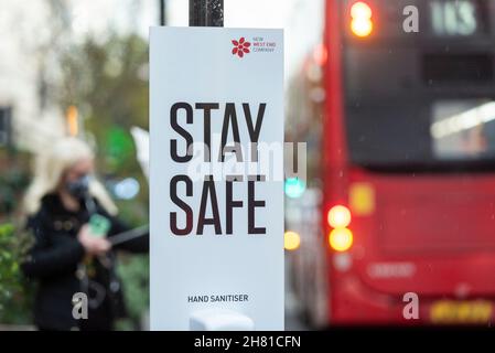 Londres, Royaume-Uni.26 novembre 2021.Un panneau d'assainisseur pour les mains pour rester en sécurité pour les clients du Black Friday à Oxford Street, indiquant qu'une nouvelle souche de Covid-19 originaire d'Afrique du Sud a été détectée en Europe.Ce qui a rapporté que les offres du Vendredi fou ne sont pas toutes ce qu'ils semblent avec des articles offerts moins cher à d'autres périodes de l'année.En outre, en raison des problèmes d'approvisionnement causés par la pandémie et le Brexit, certains détaillants ont du mal à offrir des réductions.Credit: Stephen Chung / Alamy Live News Banque D'Images