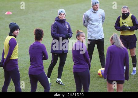 Sunderland, Royaume-Uni.26 NOV SARINA WIEGMAN la directrice de l'Angleterre pendant la session de formation des femmes d'Angleterre au stade de Light, Sunderland, le vendredi 26 novembre 2021.(Credit: Mark Fletcher | MI News) Credit: MI News & Sport /Alay Live News Banque D'Images