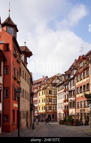 NUREMBERG, ALLEMAGNE - 18 SEPTEMBRE 2021 : rue dans le centre historique de la ville avec des maisons colorées à colombages Banque D'Images