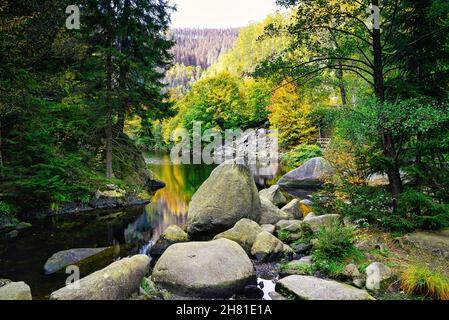 Paysage d'automne pittoresque avec de grandes pierres dans le lit de la rivière Oker Banque D'Images