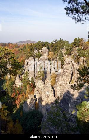 Vue verticale de Prachovske skaly ou Prachov Rocks dans Bohemian Paradise en automne Banque D'Images