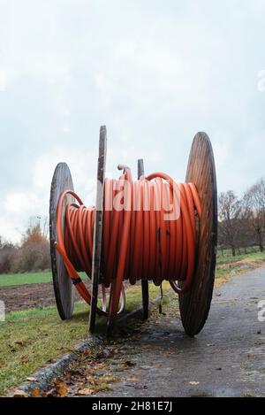 Deux bobines de conduits en fibre optique avec tuyaux rapides dans une zone rurale près de Petershagen (Allemagne) Banque D'Images