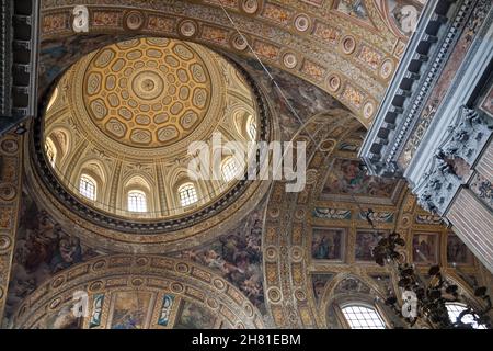 Naples, Italie - 2019, avril 26 : le plafond et le dôme ornés de l'église du Nouveau Jésus ou Gesu Nuovo dans le quartier historique de Naples Banque D'Images