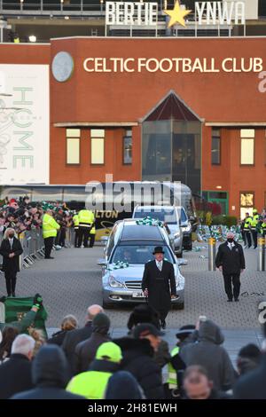 Glasgow, Royaume-Uni.26 novembre 2021.26 novembre 2021.Glasgow, Écosse, Royaume-Uni.Le cortège funéraire passe devant le stade du Celtic football Club, ce qui donne aux supporters du club la chance de dire adieu au vainqueur de la coupe d'Europe Bertie Auld (83), l'un des Lions de Lisbonne vénérés et une partie de la première équipe britannique à remporter le trophée.Crédit : Douglas Carr/Alay Live News Banque D'Images