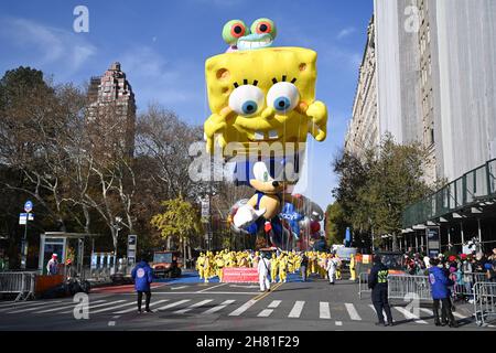 Ballon « SpongeBob SquarePants & Gary » au 95e défilé annuel de la fête de Thanksgiving de Macy, le 25 novembre 2021 à New York. Banque D'Images