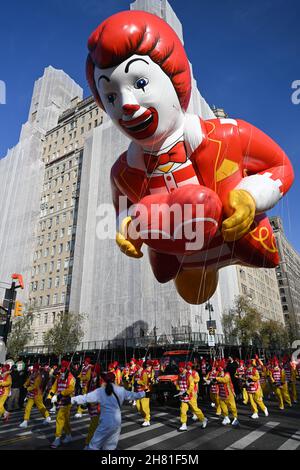 Un nouveau ballon « Ronald McDonald » lors de la 95e édition du défilé annuel de Thanksgiving de Macy, le 25 novembre 2021 à New York. Banque D'Images