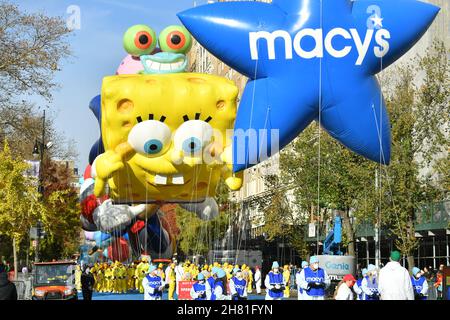 Ballon « SpongeBob SquarePants & Gary » au 95e défilé annuel de la fête de Thanksgiving de Macy, le 25 novembre 2021 à New York. Banque D'Images